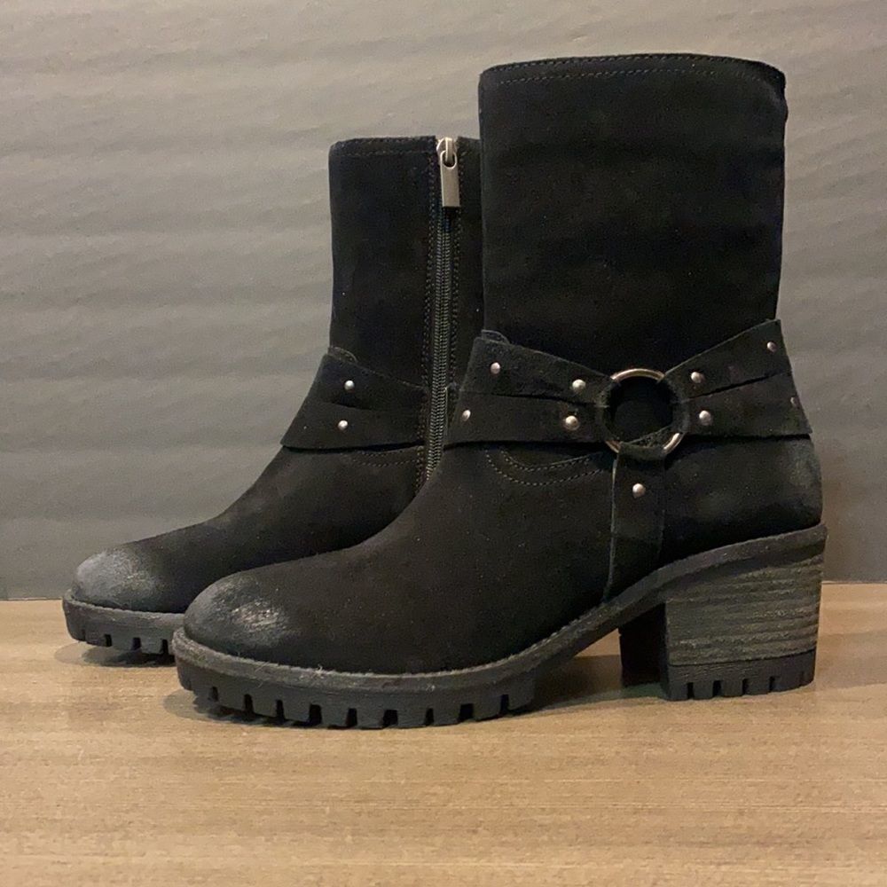 Women's Black Mid-Calf Suede Block Heel Boot - Picture 11 of 11